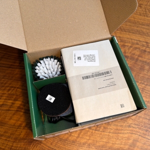 Der geöffnete Karton der Bosch Home and Garden 06033E0000 von oben