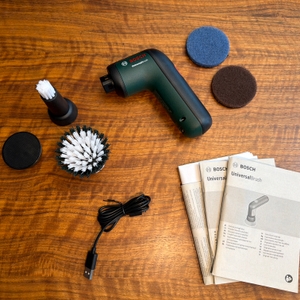 Der Lieferumfang der Bosch Home and Garden 06033E0000 liegt auf einem Tisch