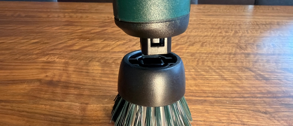 Die Bosch Home and Garden 06033E0000 wird auf einen Aufsatz gesteckt