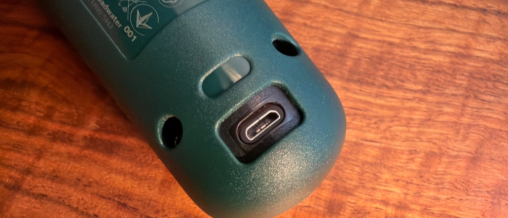 Der Ladeanschluss der Bosch Home and Garden 06033E0000