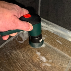 Mit der Bosch Home and Garden 06033E0000 wird ein Fliesenboden gereinigt