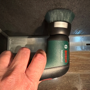 Mit der Bosch Home and Garden 06033E0000 wird eine Fliese gereinigt