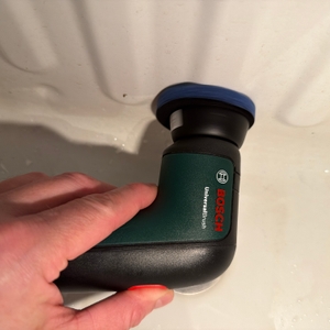 Mit der Bosch Home and Garden 06033E0000 wird Plastik gereinigt