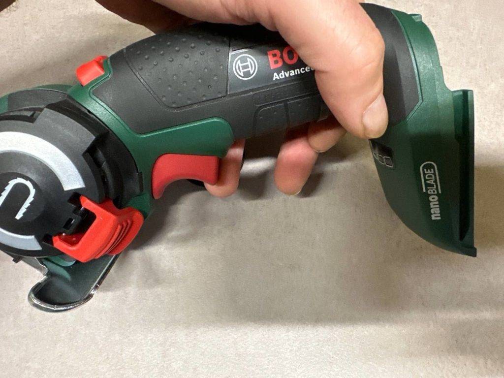 Bosch Home and Garden Advancedcut 18 Mini-Kettensäge im Test in einer Hand vor hellem Hintergrund.