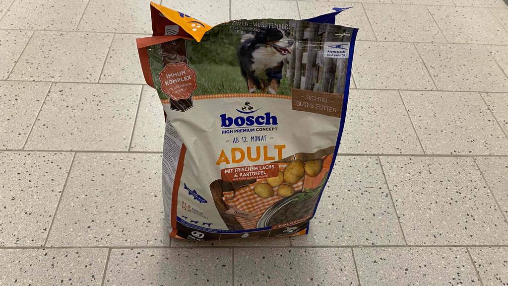 Auf dem Boden steht eine Packung getestetes Bosch-Hundefutter.