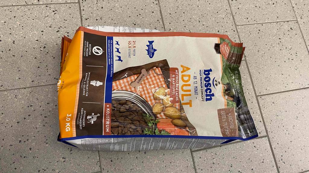 Eine Packung getestetes Bosch-Hundefutter liegt auf dem Boden. 