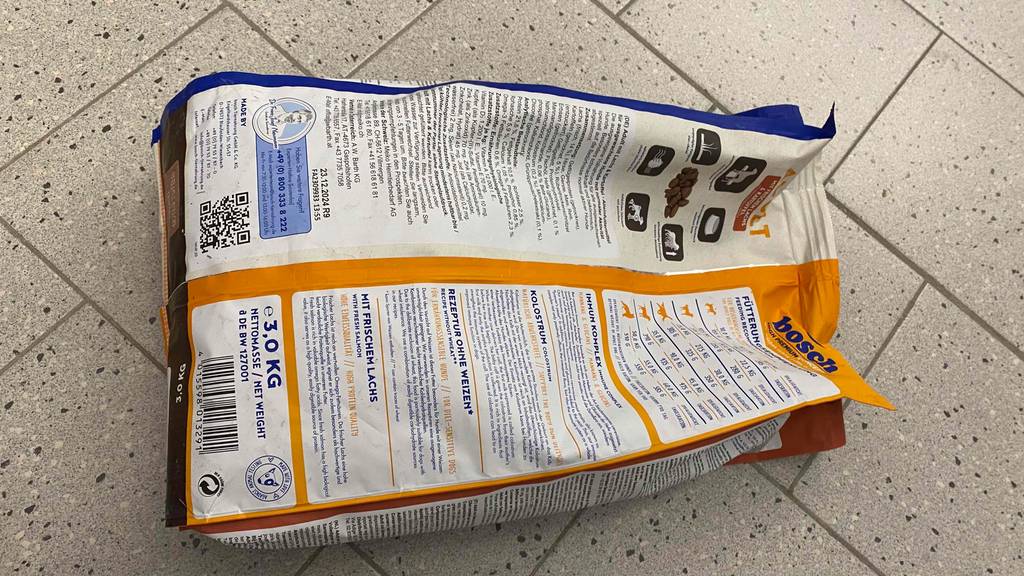 Rückseite von einer Packung getestetes Bosch-Hundefutter. 