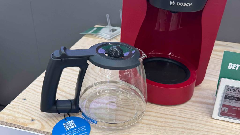 Bosch-Kaffeemaschine im Test: Die Glaskanne steht vor der Maschine.
