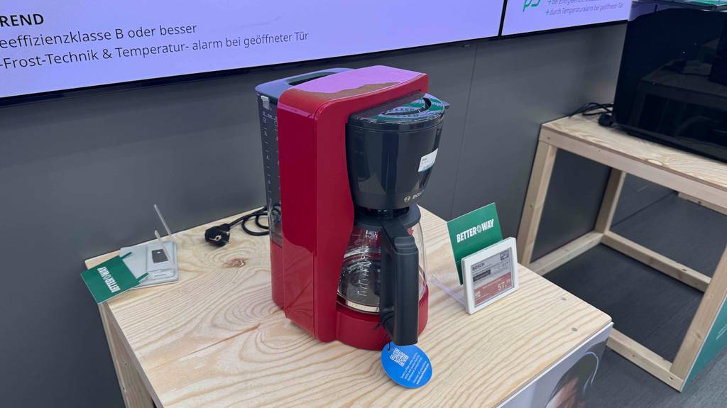 Blick von schräg oben auf eine Bosch-Kaffeemaschine im Test.