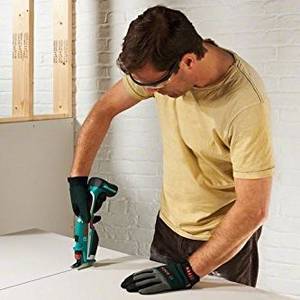 Bosch Keo Akku-Gartensäge bei der Arbeit an einer Pressspanplatte oder ähnlichem