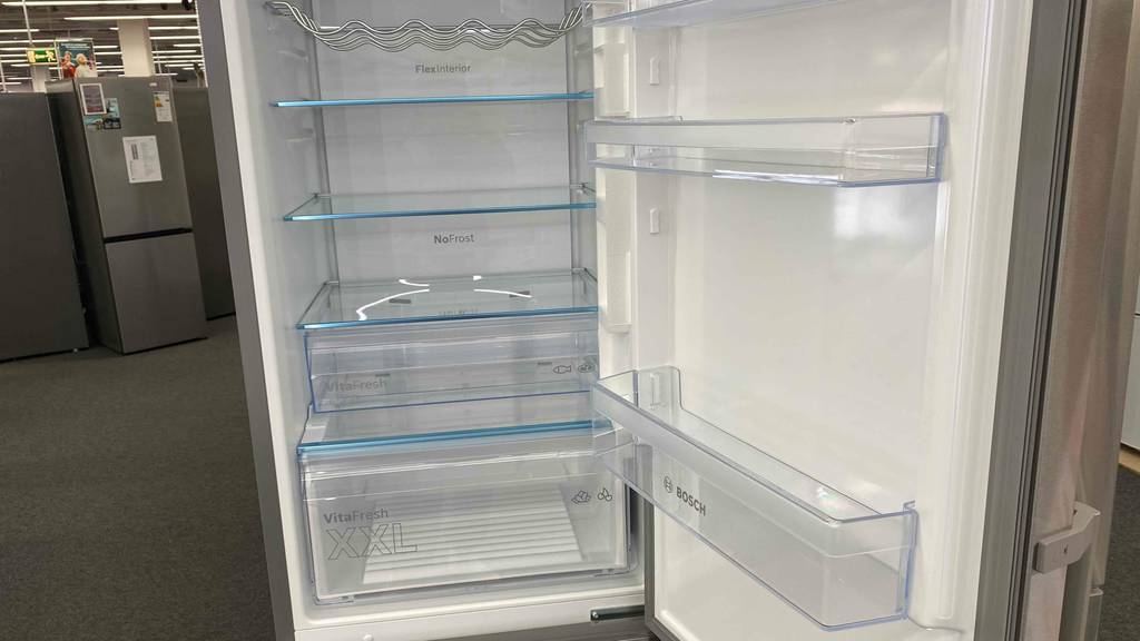 Kühl-Gefrierkombination (200 cm hoch) im Test: Kühlschrank ist geöffnet.