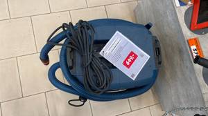 Im Test: Auf einem Bosch Nass-Trockensauger liegt ein Preisangebotsblatt, Ansicht von oben.