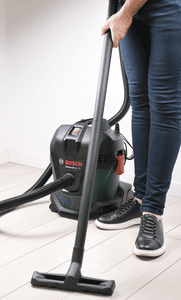 Bosch-Nass-Trockensauger-Test: Eine Frau saugt mit einem Bosch-Nass-Trockensauger den Boden. 