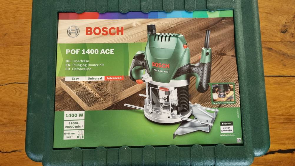 Oberfräse im Test: Bosch Oberfräse POF 1400 ACE liegt im Koffer auf dem Boden.
