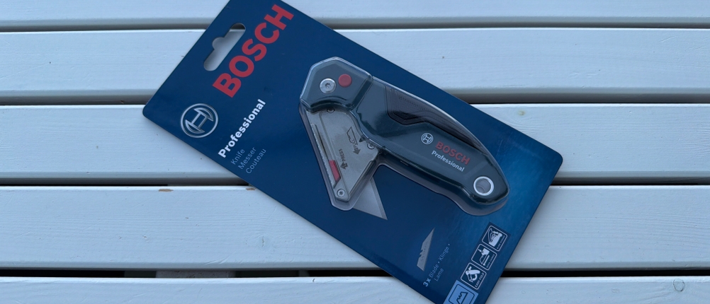 Das Bosch Professional 1600A016BL liegt in seiner Verpackung auf einem Tisch