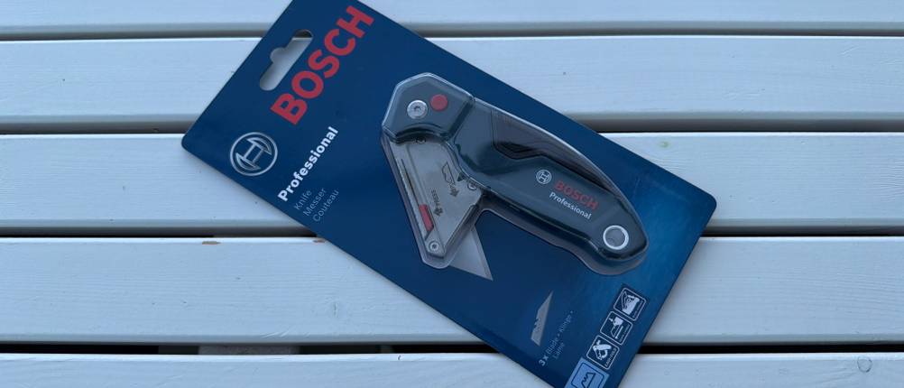 Das Bosch Professional 1600A016BL liegt in seiner Verpackung auf einem Tisch