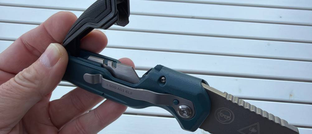 Eine Hand öffnet den Griff des Bosch Professional 1600A016BL