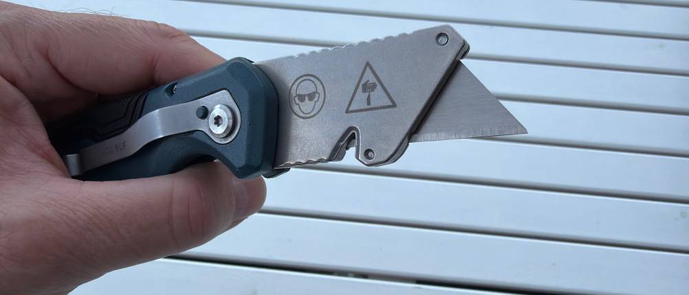 Das Bosch Professional 1600A016BL ist ausgeklappt