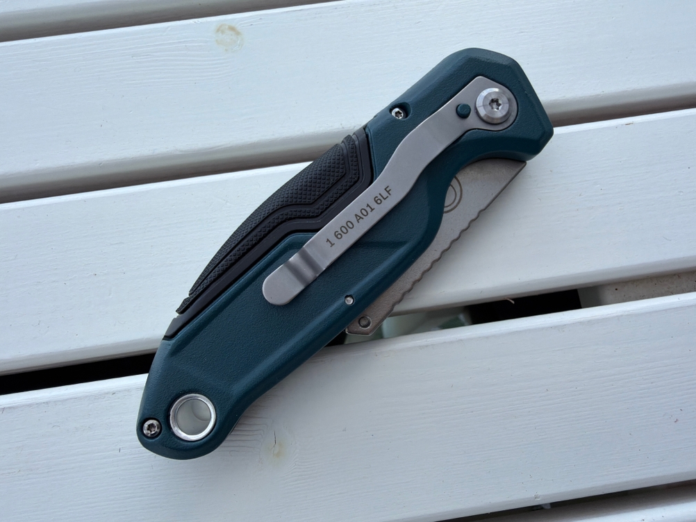 Das Bosch Professional 1600A016BL liegt auf einem Tisch