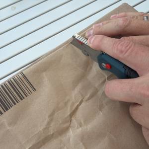 Mit dem Bosch Professional 1600A016BL wird Papier zerschnitten