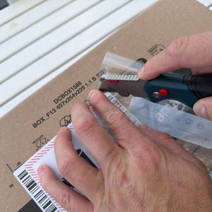 Folie wird mit dem Bosch Professional 1600A016BL zerschnitten