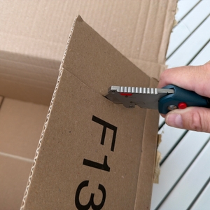 Pappe wird mit dem Bosch Professional 1600A016BL zerschnitten