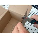 Mit dem Bosch Professional 1600A016BL wird Pappe zerschnitten