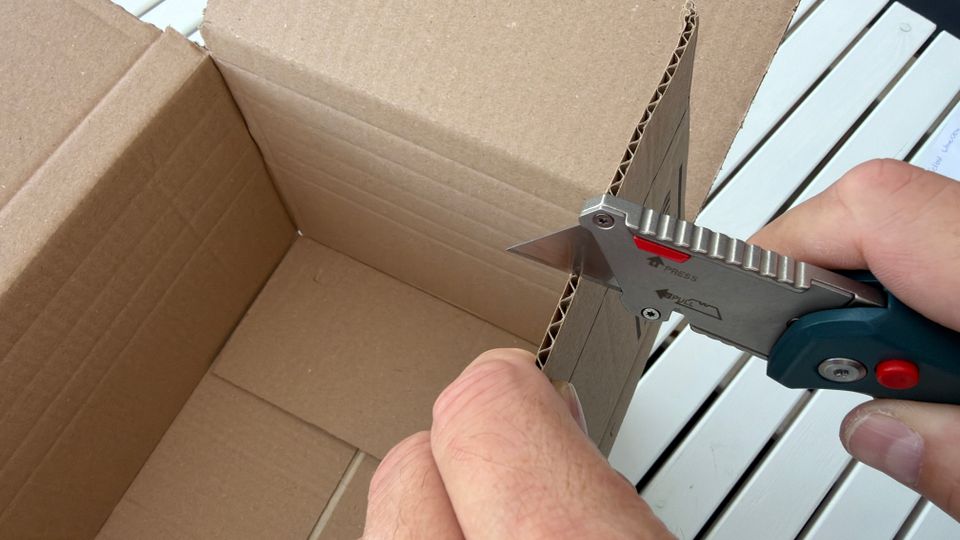 Mit dem Bosch Professional 1600A016BL wird Pappe zerschnitten