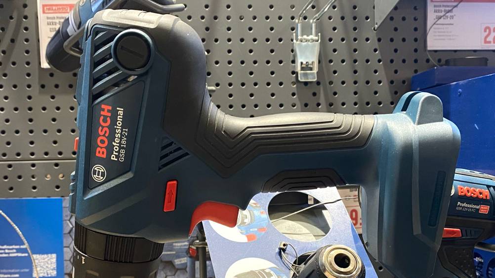 Nahaufnahme des Grips auf dem Griff eines getesteten Bosch-Professional-Akku-Schlagbohrschraubers.