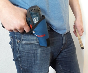 Der Bosch Professional GSR 12V-15 Akkuschrauber mit Holster.