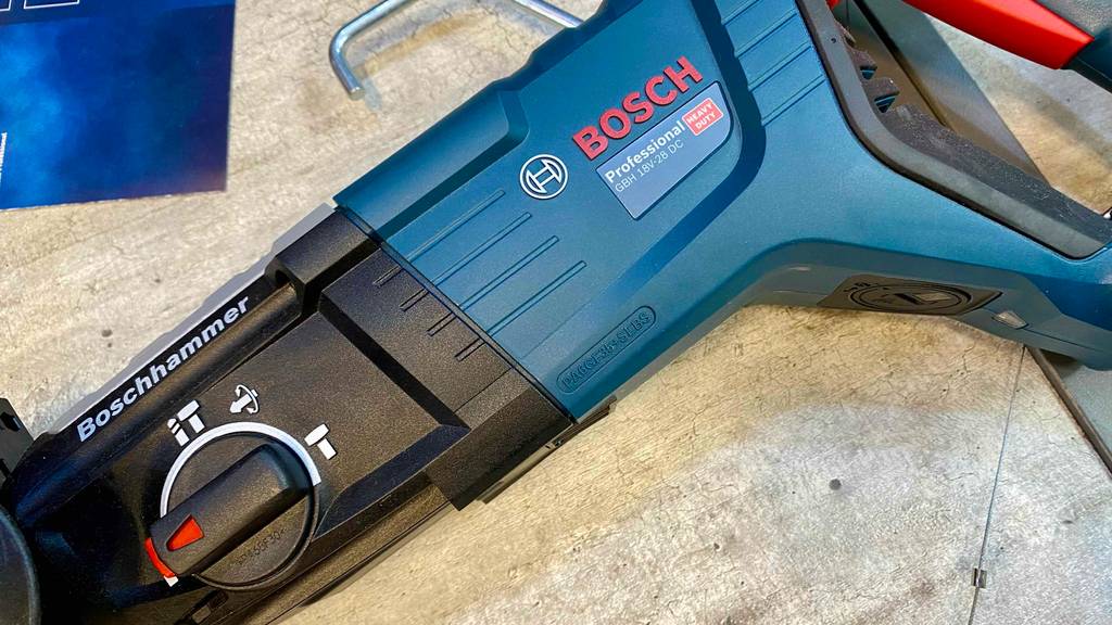 Detailansicht des Einstellungsdrehknopfs eines getesteten Bosch Professional Bohrhammers.