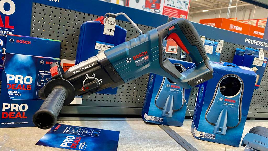 Im Test: Ein Bosch Professional Bohrhammer hängt in einem Verkaufsregal.