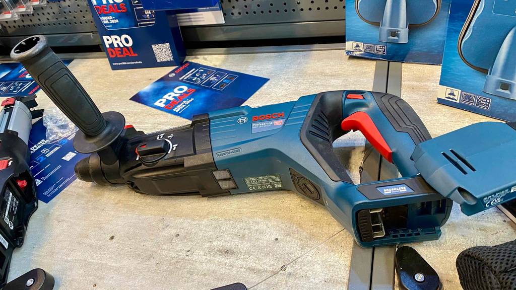 Im Test: Ein Bosch Professional Bohrhammer liegt auf einer hellen Fläche mit Blick auf die Unterseite.