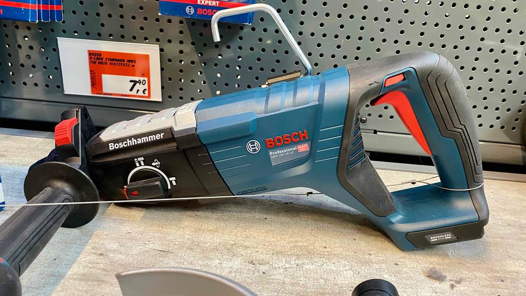 Im Test: Ein Bosch Professional Bohrhammer steht vor einem Verkaufsregal.