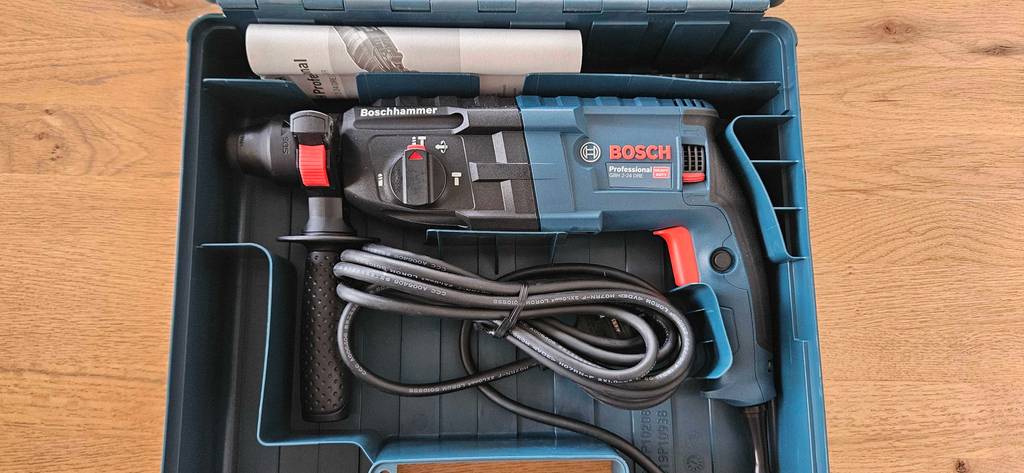 Bosch-Bohrhammer im Test: Borhhammer liegt in der Transportkiste.