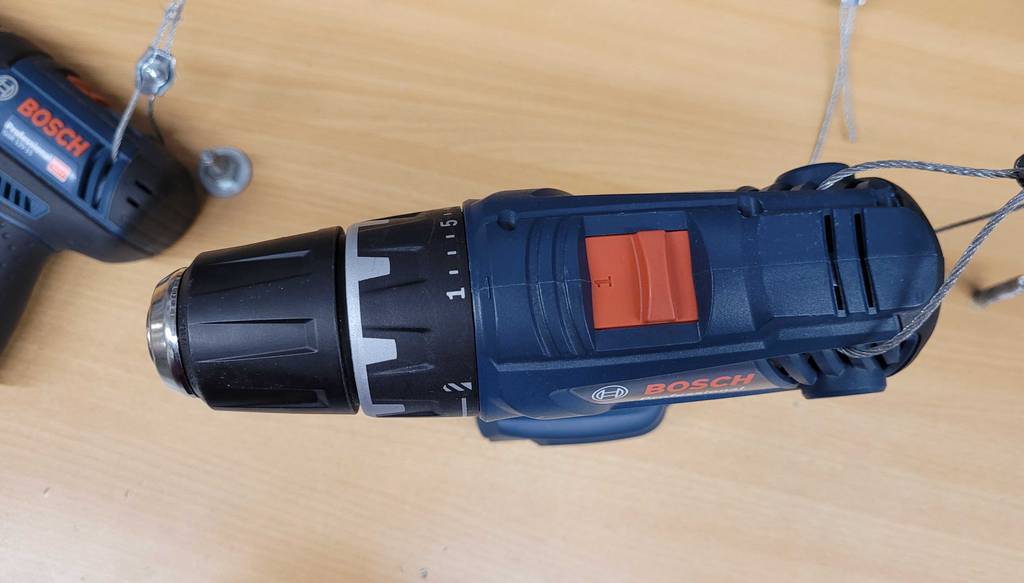 Ansicht von oben auf die rote Geschwindigkeitstaste einen blauen, getesteten 18V-Akkuschrauber für Profis.