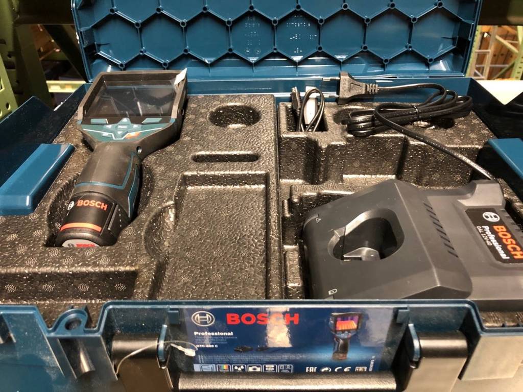 Getestete Wärmebildkamera von Bosch Professional befindet sich inklusive Ladestation in ihrem blauen Original-Transportkoffer.
