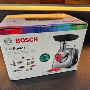 Der Karton des Bosch ProPower MFW67440 steht auf einer Küchenarbeitsplatte