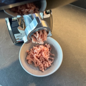 Fleisch kommt aus der Öffnung des Bosch ProPower MFW67440