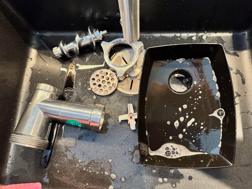 Alle von der Benutzung verschmutzten Teile liegen nach der Reinigung in einem Spülbecken