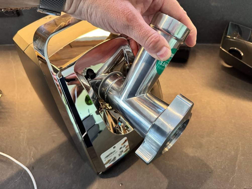 Eine Hand befestigt den vorderen Teil des Bosch ProPower MFW67440