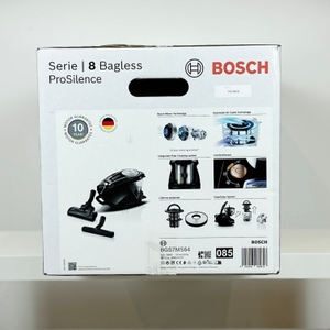 Die rechte Seite der Verpackung des Bosch ProSilence Serie 8 BGS7MS64 zeigt technische Zeichnungen und Zubehörteile. Ein Staubsauger mit montierten Düsen ist abgebildet.