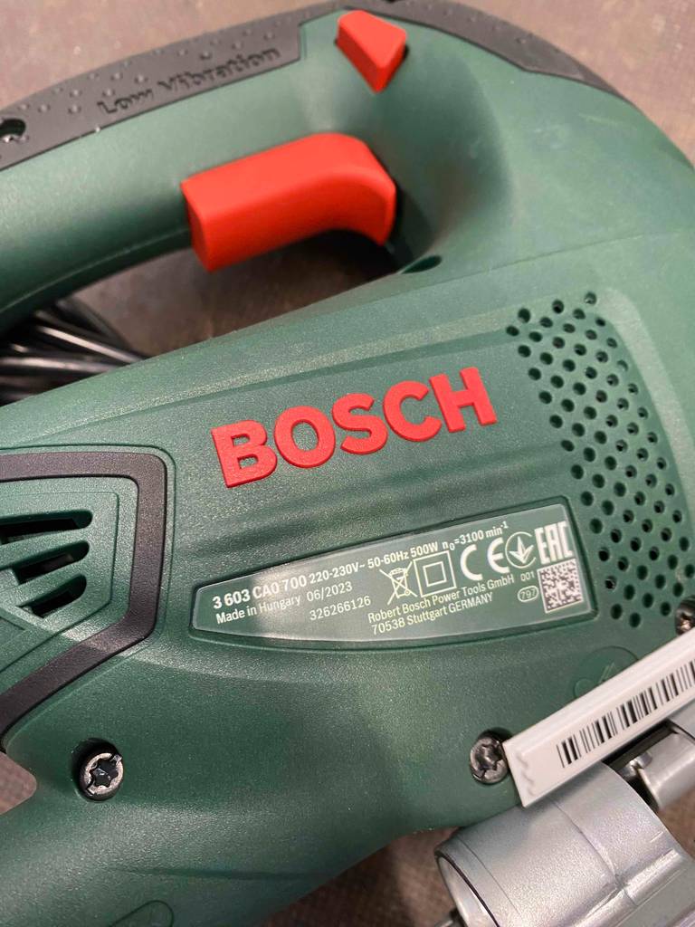 Akku-Stichsäge im Test: Detailansicht auf das Modelletikett an einer grünen Stichsäge der Marke Bosch.