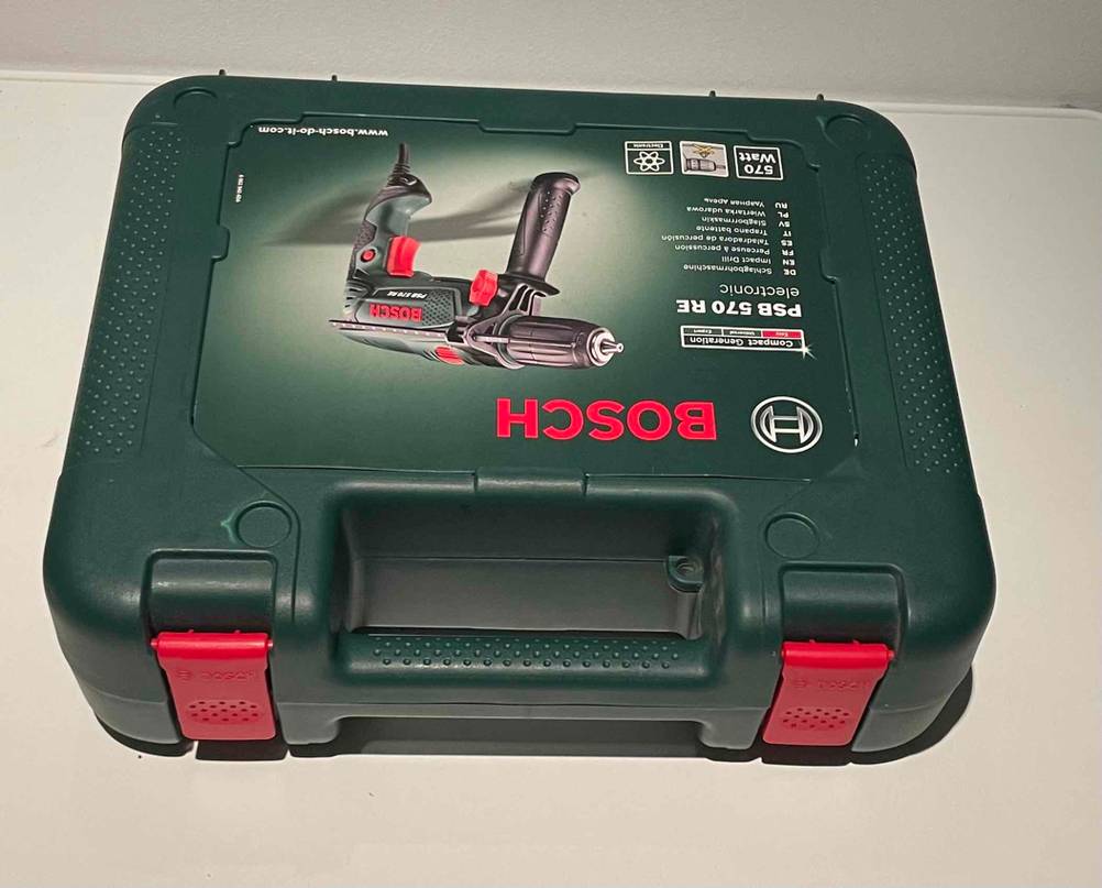 Bosch-Schlagbohrmaschine getestet: Nahaufnahme des Koffers mit Öffnungsschnallen.