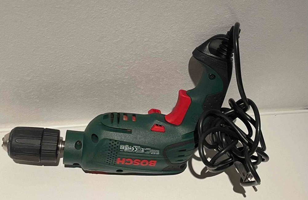 Nahaufnahme einer getesteten Bosch-Schlagbohrmaschine mit Fokus auf ihr langes Kabel.