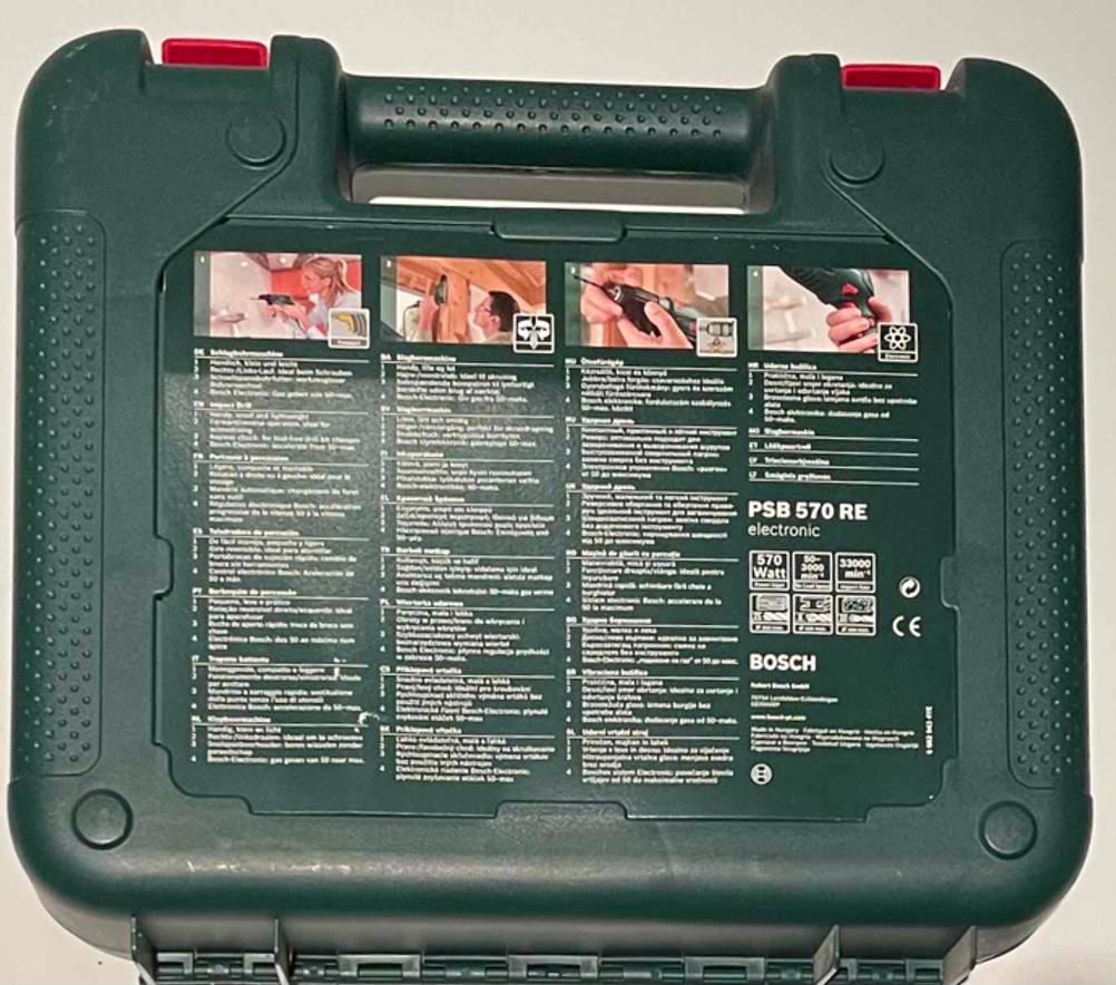 Bosch Schlagbohrmaschine im Test: Auf der Rückseite des Aufbewahrungskoffers stehen Informationen zu Inhalt und Handhabung.