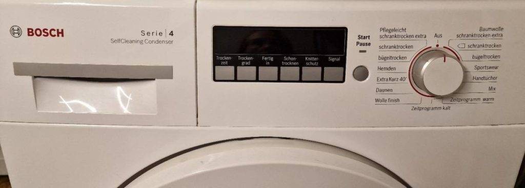 Waschmaschine im Test: Nahaufnahme vom Kommandopaneel inklusive Waschmittelfach einer getesteten Waschmaschine von Bosch, Serie 4 SelfCleaning Condenser.