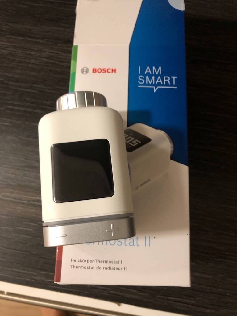 Smart-Home-Thermostat im Test: Weißes Bosch-Modell liegt auf seiner Originalverpackung.