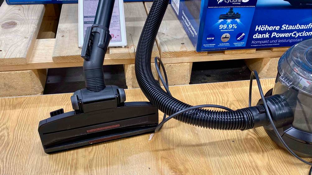 Bosch-Staubsauger getestet: Nahaufnahme der Saugbürste mit Schlauch auf einem Holzboden.