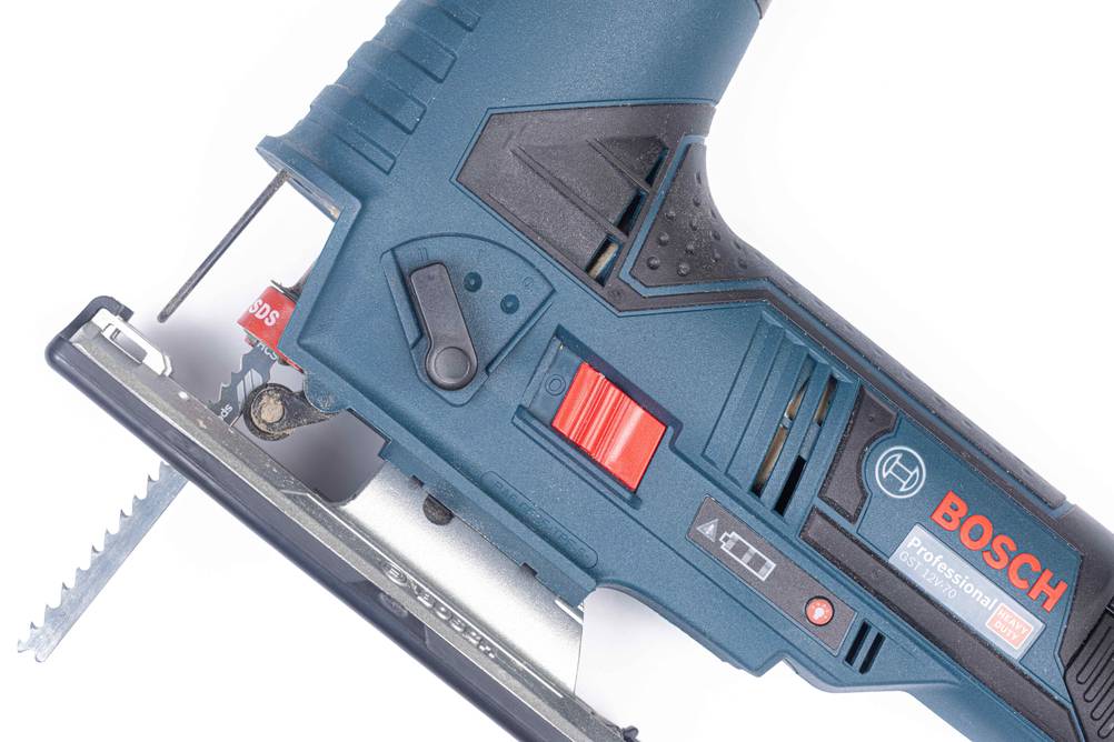 Bosch-Stichsäge im Test: Eine blaue Bosch-Stichsäge als Nahaufnahme im vorderen Bereich auf weißem Grund.